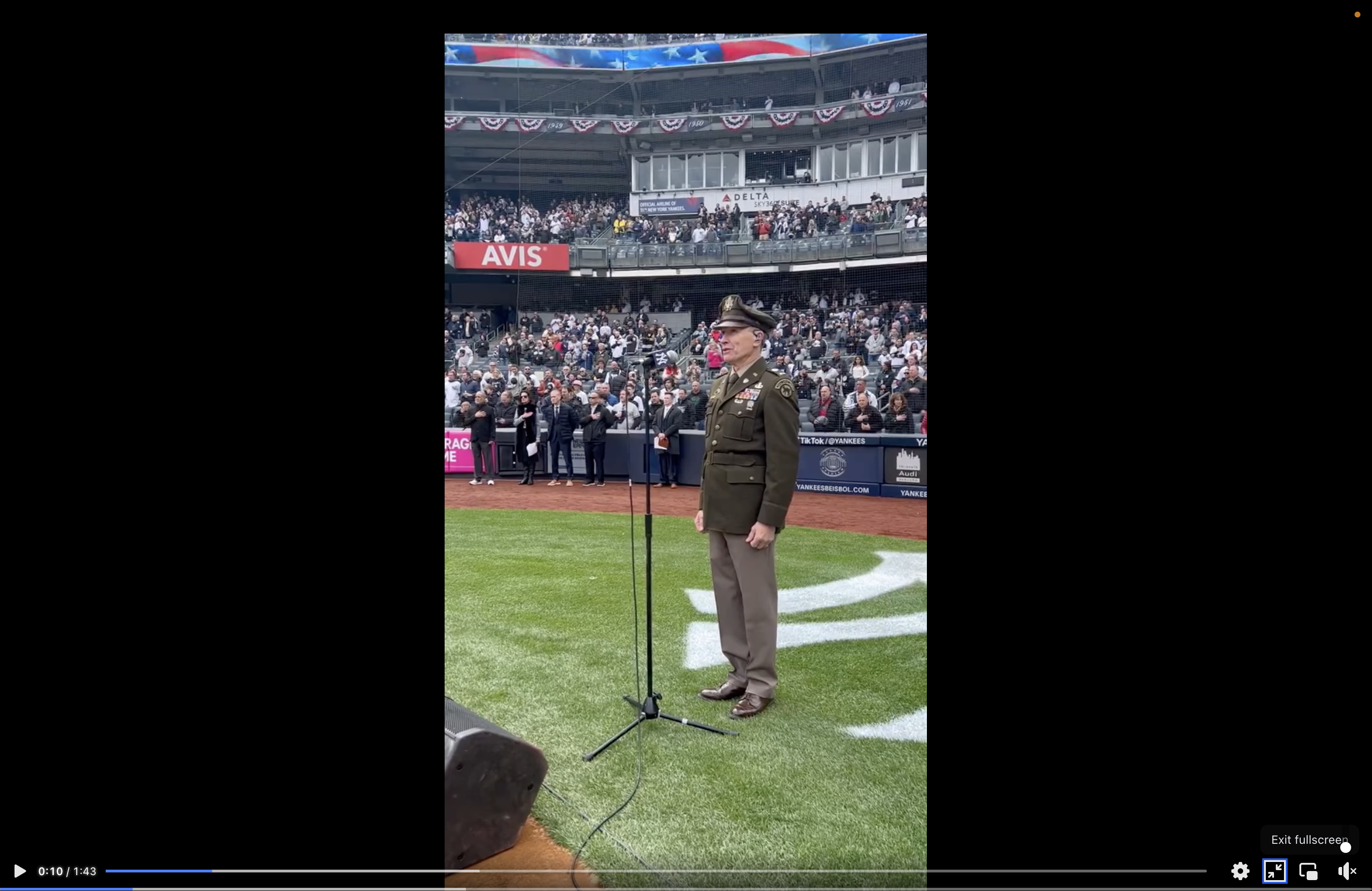 Craig Morgan sings National Anthem at Yankees Game
